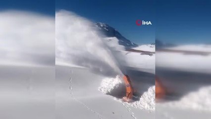 Yüksekova'da kar kalınlığı iş makinelerinin boyunu geçti