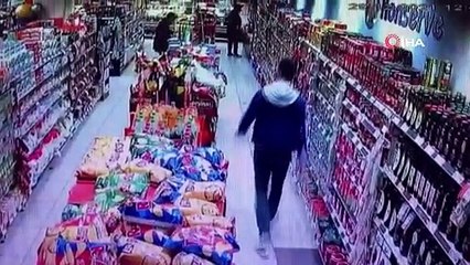 Markette ürünleri seçerek çalan hırsız kamerada