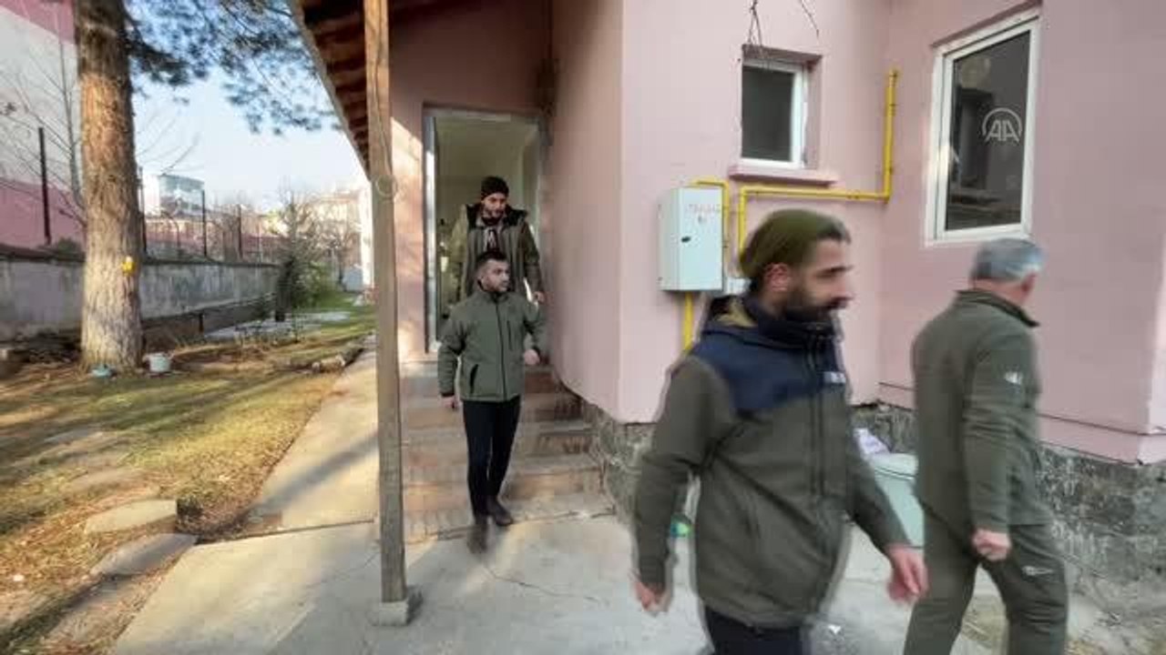 BİNGÖL -Yaban hayvanlarına destek için Bingöl'ün karlı dağlarını aşıyorlar