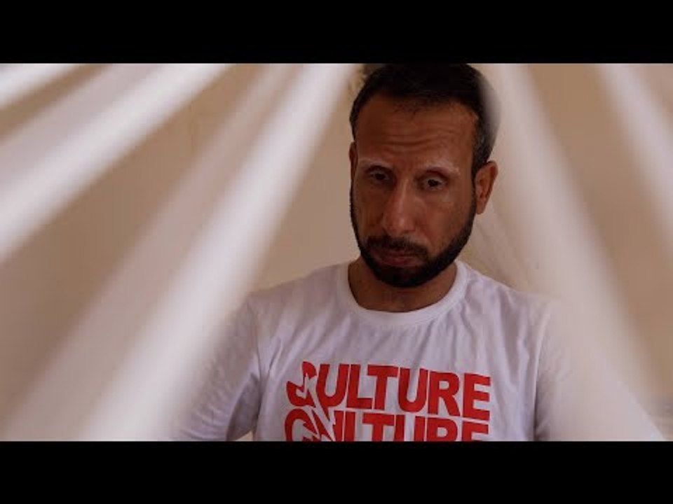 أحلامه تحدت إعاقته..هيثم يغزل سجادًا في الظلام: لم يفقد سوى بصره