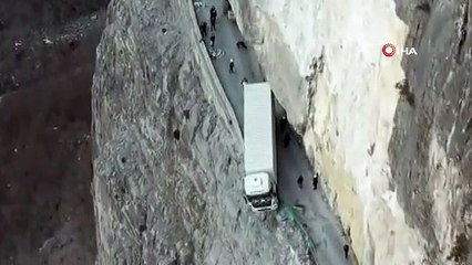 Sürücüsü navigasyonun yönlendirmesiyle dar yola girdi; uçurumun kenarında asılı kalan kamyon 3 gün sonra kurtarıldı