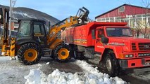 Posof'ta ilçe merkezindeki kar kamyonlarla ilçe dışına taşınıyor
