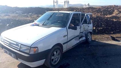 Minibüs ile otomobil çarpıştı: 3 yaralı