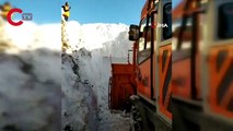 Yüksekova'da kar kalınlığı iş makinelerinin boyunu geçti