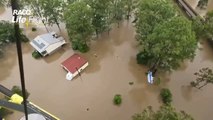 Rescatan en helicóptero a una familia aislada por las inundaciones en Australia