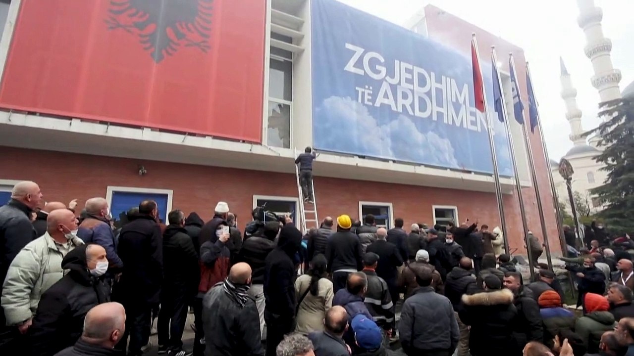 Albanien: zentrale der größten oppositionspartei gestürmt