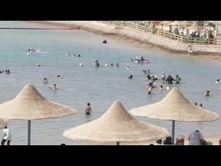 مواطنون على شاطئ العام بالنادي الاجتماعي بالغردقة في أول يوم بعد فتحه