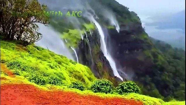 Thác nước chảy ngược lên trời bất chấp quy luật vật lý