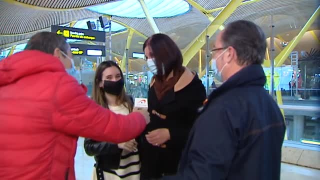 Abrazos de despedida tras la Navidad