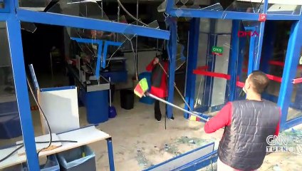 Vitesi boşalan araç markete daldı