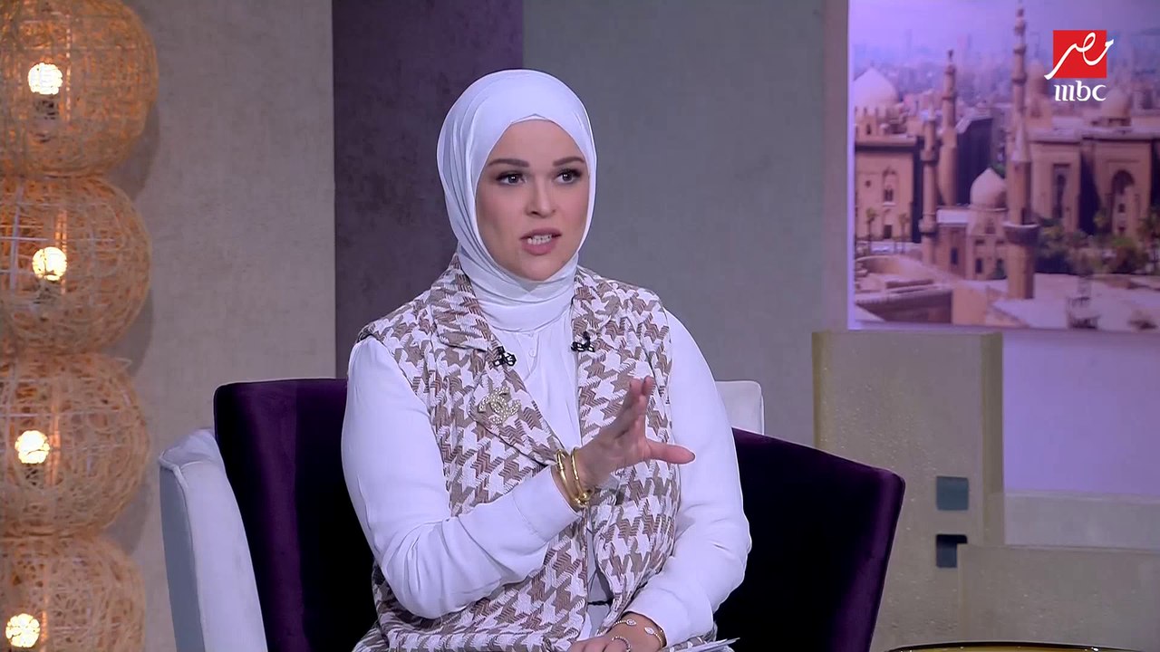 من الكلكعة للشخلعة ..كتاب أحمد يوسف اهداه لإيمان رياض على الهواء