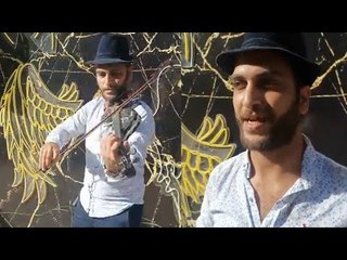 شباب يحتفلون بالعيد بعزف «بيلا شاو» في شوارع المحلة