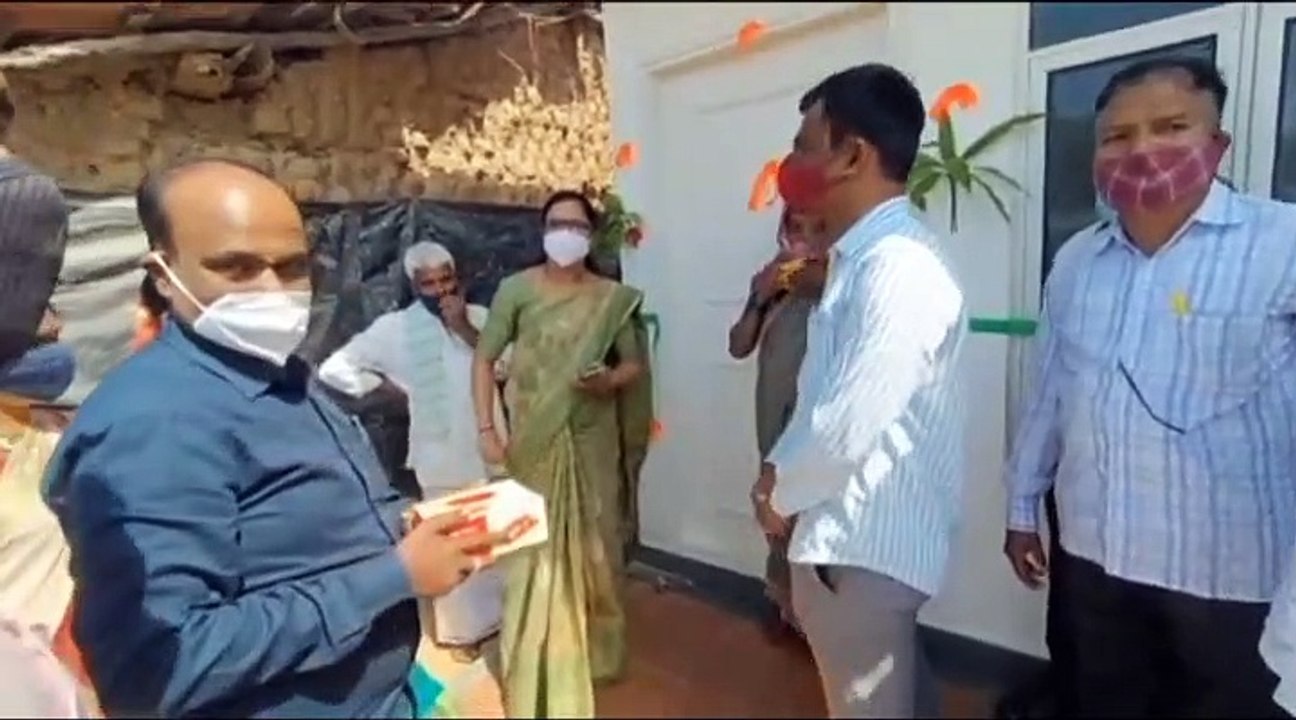 मुख्यमंत्री ने किया ऐसा काम कि खुशी से महिला की आंखें भर आईं