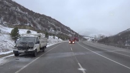 Son dakika haber... Kamyonette çıkan yangını trafik polisleri söndürdü