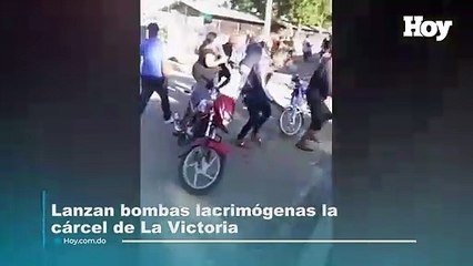 Lanza bombas lacrimógenas  en La Victoria