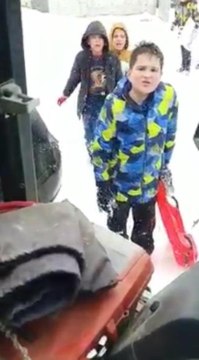 Kızakla kayan çocuklardan yolu temizlemeye gelen iş makinesi operatöründen iç ısıtan talep