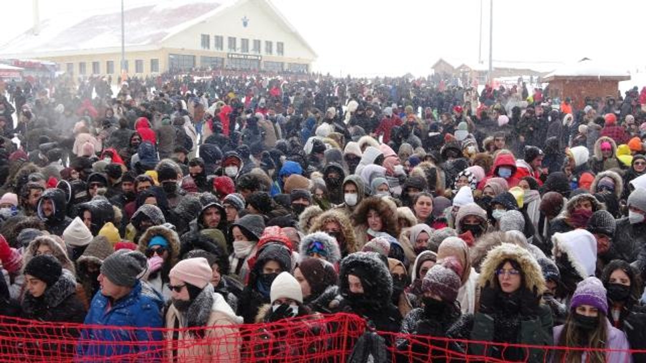 Soğuğu bahane edip sahneye çıkmayan Manuş Baba'ya hayranları tepki gösterdi
