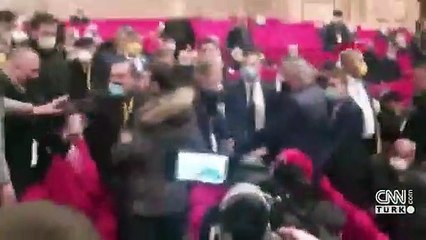 Taksicilerin genel kurulunda gerginlik! Kürsüden ip attı