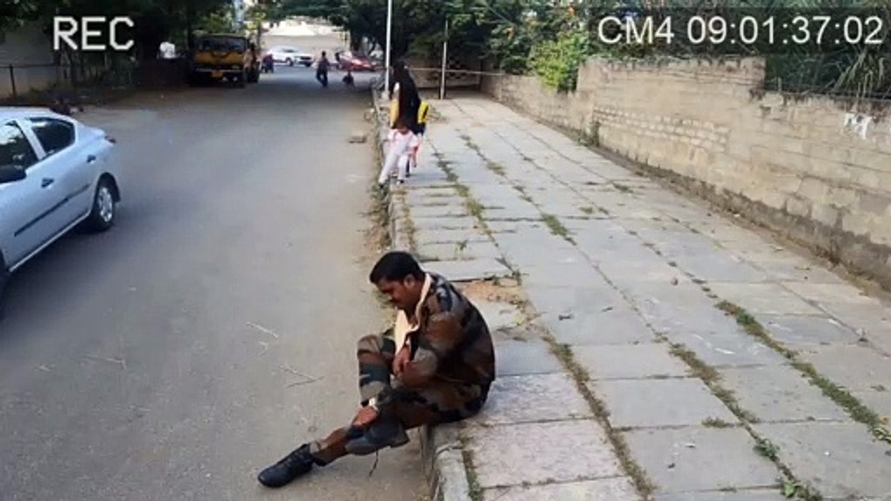 एक छोटी बच्ची ने किया Injured Military Man की Help  || Cute Humanity #dheerajawasthivlog