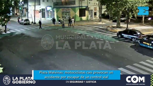 Plaza Malvinas: motociclistas casi provocan un accidente por escapar de un control vial