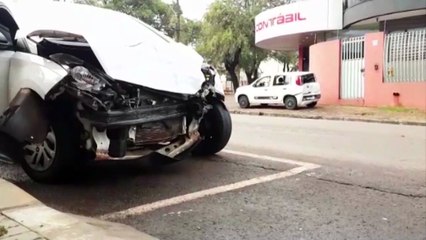 Descargar video: Veículos se envolvem em colisão na Av. Barão do Cerro Azul