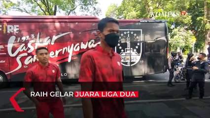 Momen Gibran-Kaesang Rayakan Persis Solo Juara Liga Dua: Pamerkan Trofi
