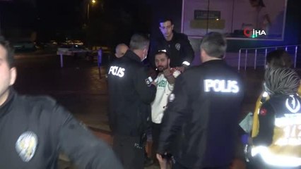 Dolandırıcılık suçundan aranan kişi polisten kaçarken sinyalizasyon direğine çarpıp takla attı