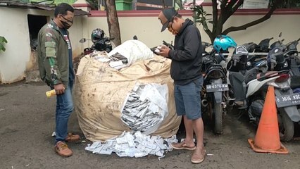 Penemuan Sekarung Obat di Tepi Jalan Gegerkan Warga Bekasi