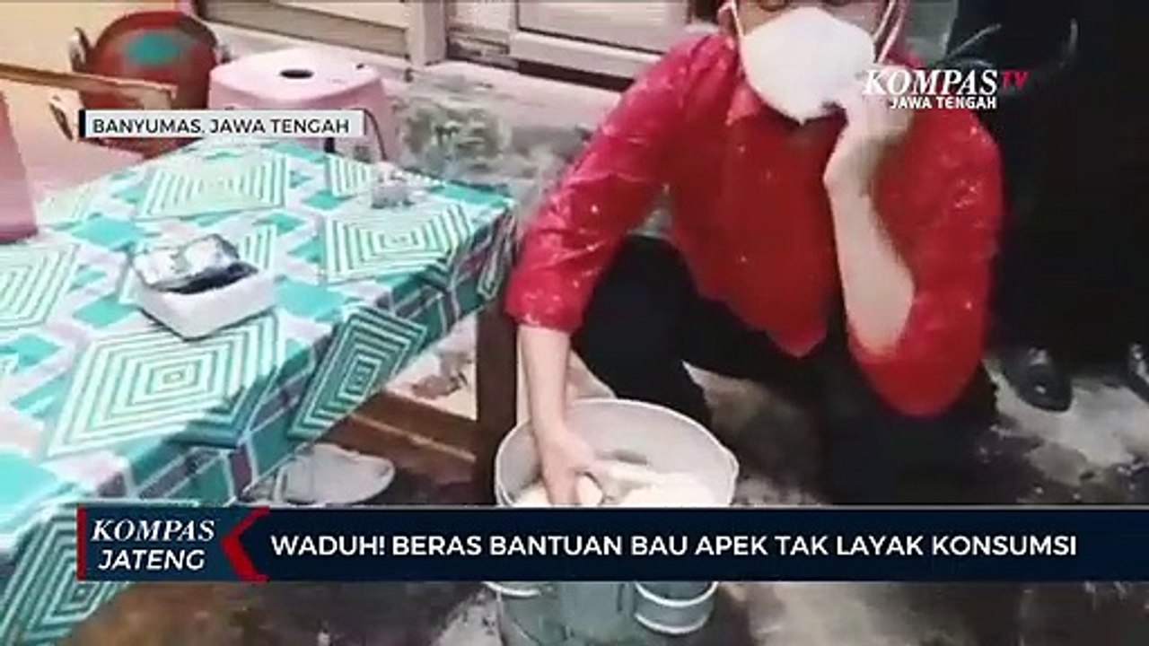 Waduh! Beras Bantuan Bau Apek Tak Layak Konsumsi
