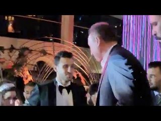 الرئيس والسند.. الخطيب يلتقط صور تذكارية مع حمدي فتحي في حفل زفافه