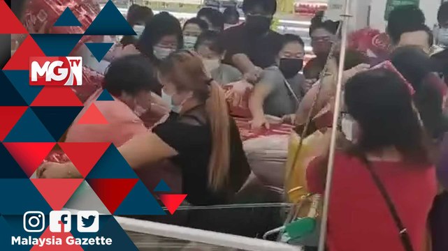MG VIRAL : Orang Ramai Berebut Dapatkan Cola-Cola Harga Murah