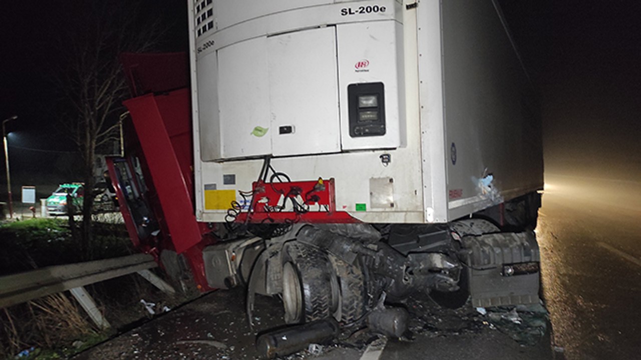 Akaryakıt istasyonundan yola çıkan otomobile tır çarptı: 5 ölü