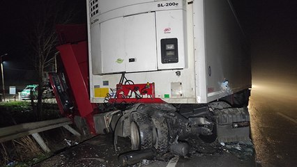 Akaryakıt istasyonundan yola çıkan otomobile tır çarptı: 5 ölü
