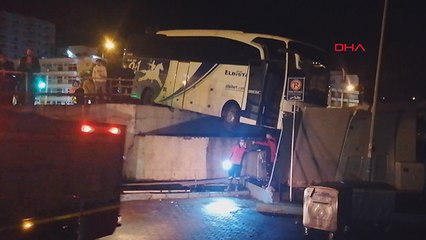 Bariyeri aşan yolcu otobüsü köprüde asılı kaldı