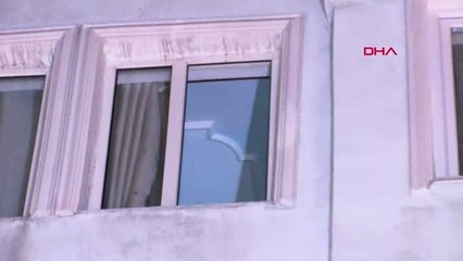 YAKINLARI HABER ALAMADI, İTFAİYE MERDİVENİ İLE GİRİLEN EVİNDE UYURKEN BULUNDU