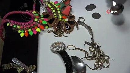 Gören bir daha dönüp bakıyor; vücuduna koyduğu metalleri mıknatıs gibi çekiyor