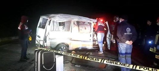 Son dakika! Refüje çarparak takla atan minibüs karşı şeride geçti: 1 ölü, 1 yaralı
