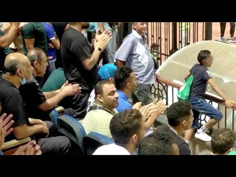 أوباما يُحمِّس لاعبي الأبيض من المدرجات: الدوري يا زمالك