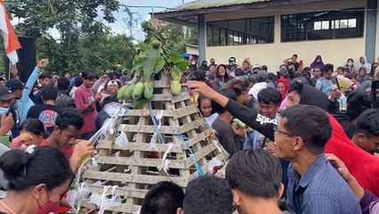 Berebut Gunungan Sayur dan Buah, Warga Berau Langgar Prokes