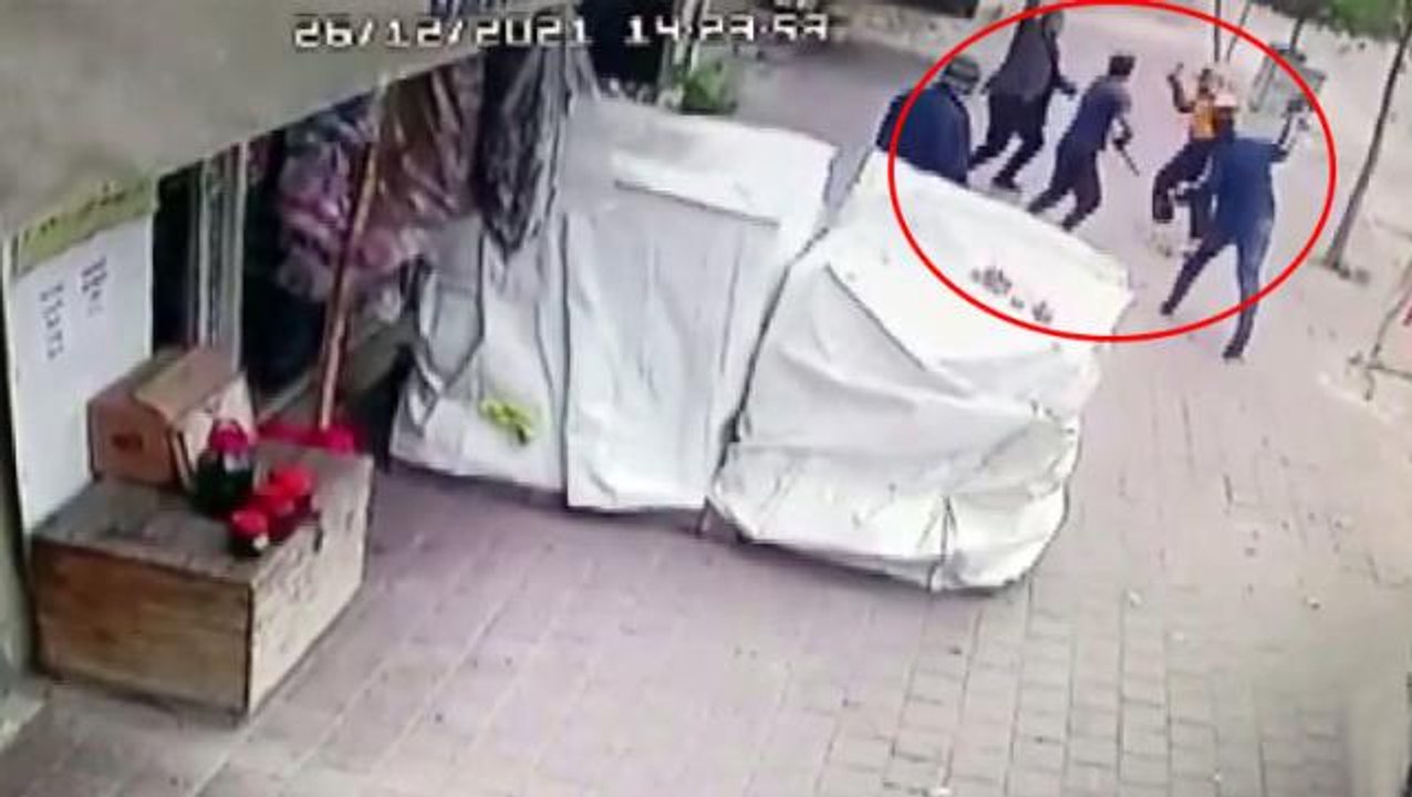 Karısını dövüp kardeşini bıçakladı! Durmak bilmeyen adamı sokak ortasında böyle dövdüler