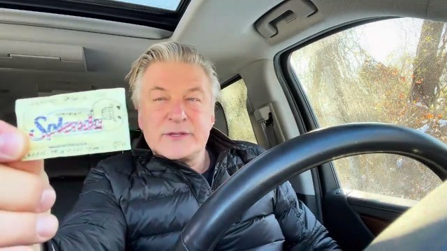 La colère de l'acteur américain Alec Baldwin qui assure collaborer à l'enquête sur le tir qui a tué une cinéaste lors du tournage du film Rust , contrairement aux rumeurs