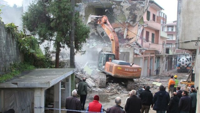 Rize’de dere yatağında selin vurduğu binalar yıkılıyor