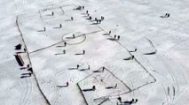 Yüzeyi buzla kaplı Çıldır Gölü'nde futbol keyfi