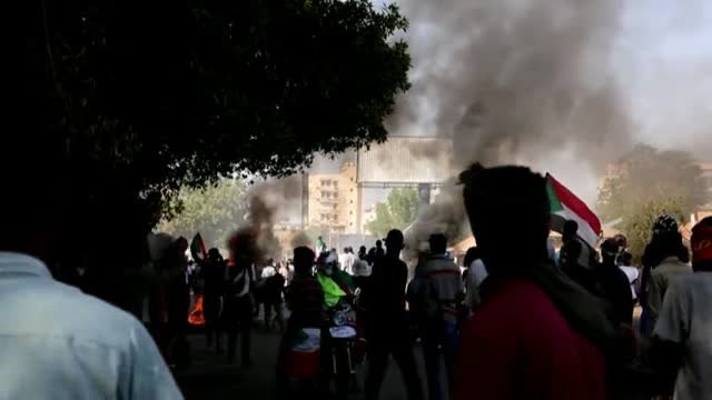 Un muerto en una nueva jornada de protestas en Sudán para exigir la salida de los militares del poder