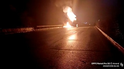 जयपुर दिल्ली हाइवे पर ट्रक में आग लगी तो कूदे चालक खलासी