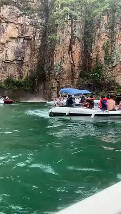 Effondrement d'un pan de falaise sur des bateaux de touristes au Brésil, 7 morts
