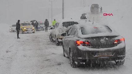 MUŞ'TA ARAÇLAR KAR ALTINDA KALDI
