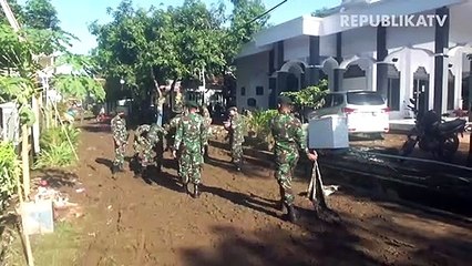 TNI-Polri Bantu Bersihkan Lokasi Banjir di Jember