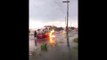 Il roule dans une rue inondée et sa voiture prend feu... comment c'est possible