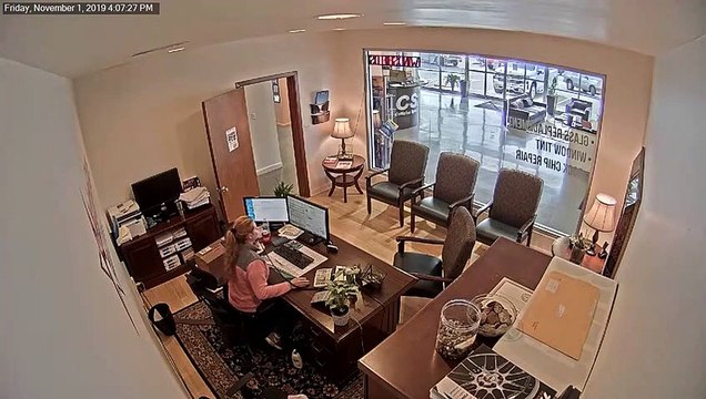 Un 4x4 rentre dans le magasin par la vitrine